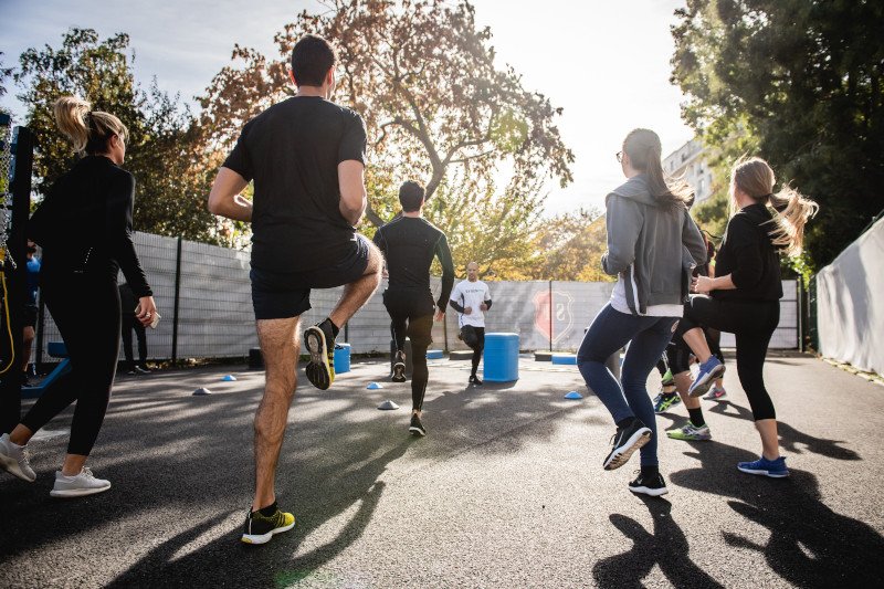 Des personnes en bonne santé font du sport à l’extérieur