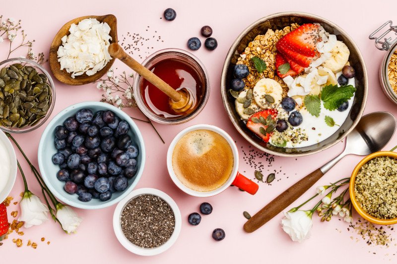 Graines de courge, quinoa, fraises et myrtilles sont des aliments santé